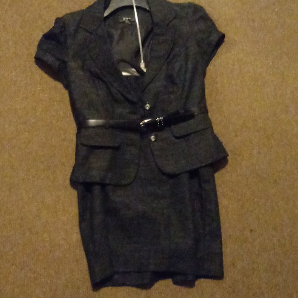Skirt suit